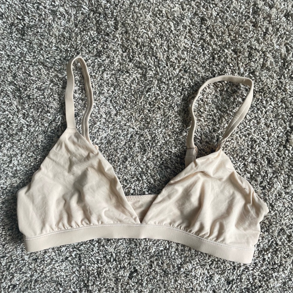 Skims Womans Bra in Sz L in gently used condition